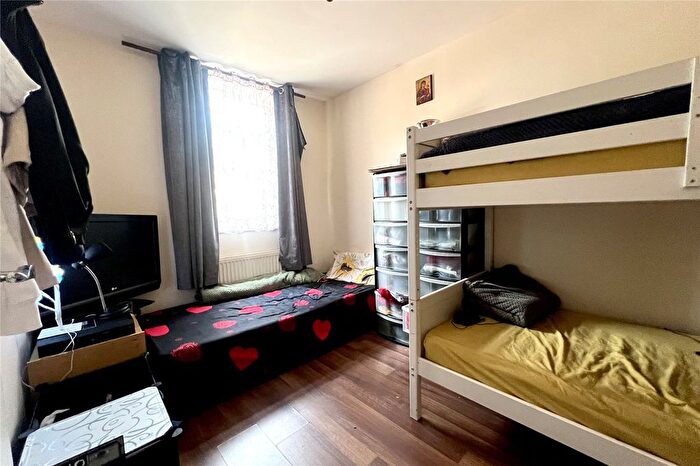 2 Bedroom Flat For Sale In High Street, Aldershot, Hampshire, GU12