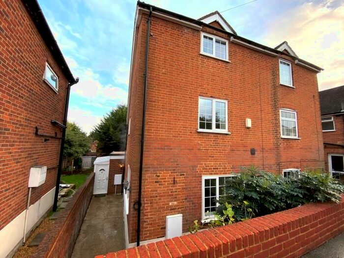 3 Bedroom Semi-Detached House To Rent In New Cross Road, Guildford, GU2
