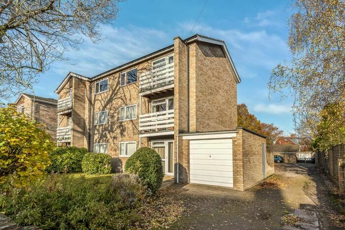 2 Bedroom Flat To Rent In Hernes Close, Summertown, OX2