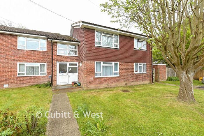 2 Bedroom Flat For Sale In Churchill Road, Smallfield, Surrey, RH6