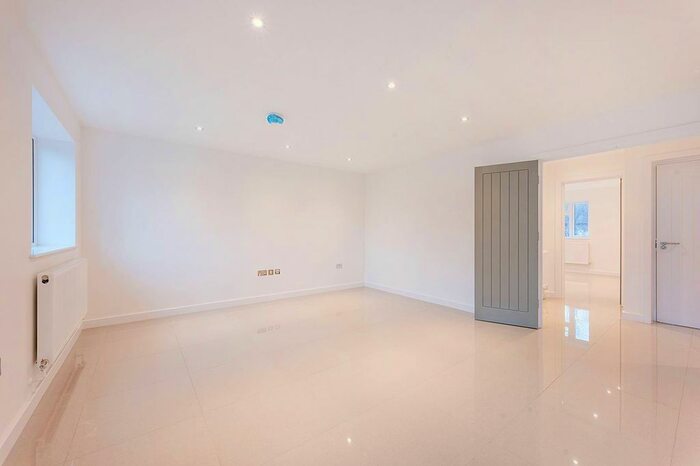 1 Bedroom Flat To Rent In Perryn Road, East Acton, London, W3