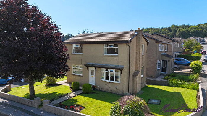 3 Bedroom Detached House For Sale In Ascot Parade, Bradford, BD7