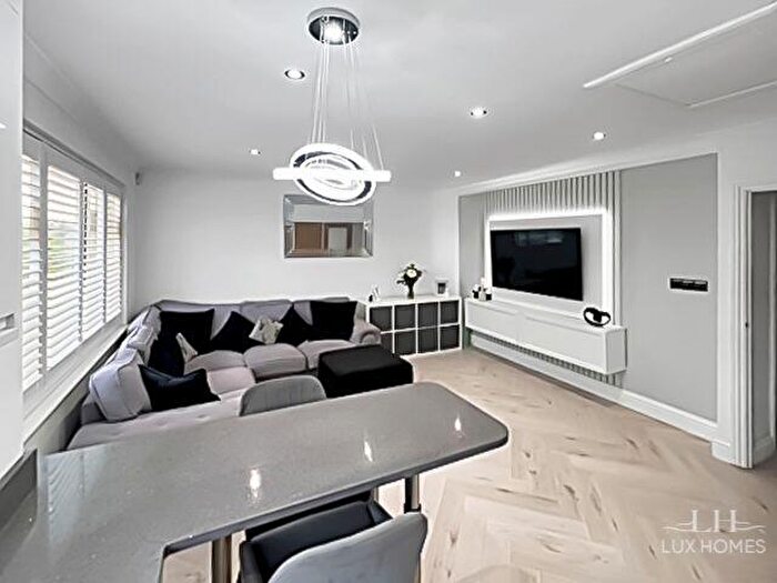 2 Bedroom Maisonette For Sale In Crescent Road, Brentwood, CM14
