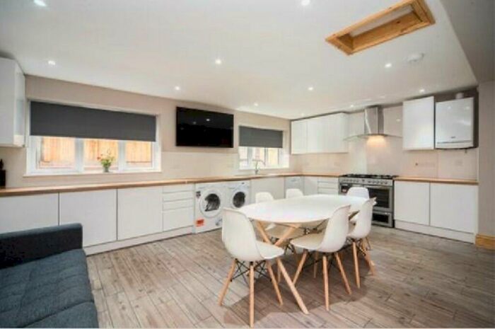 6 Bedroom Semi-Detached House To Rent In Rolleston Drive, The Park, NG7