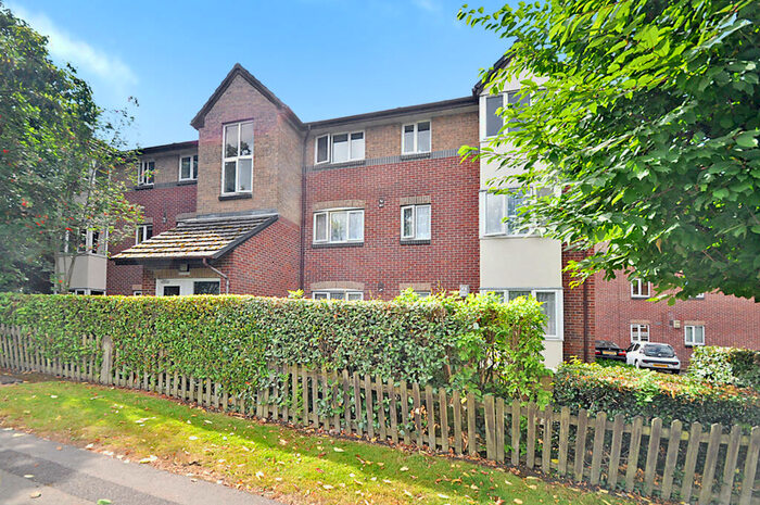 2 Bedroom Flat For Sale In Two Bedroom Top Floor Apartment Sold With No Forward Chain!, SO30