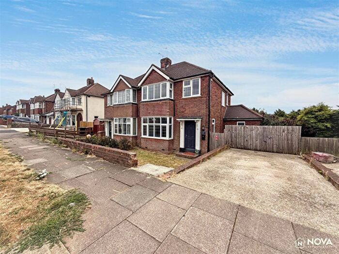 3 Bedroom Semi-Detached House For Sale In Mossbank Avenue, Luton, LU2