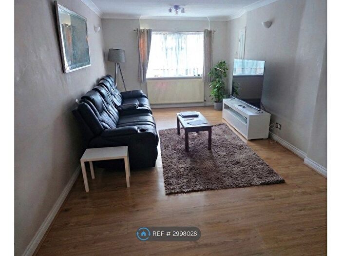 4 Bedroom Semi-Detached House To Rent In Dunbar Close, Hayes, UB4