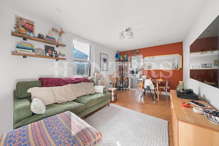 2 Bedroom Flat For Sale In Carlingford Road, London, N15