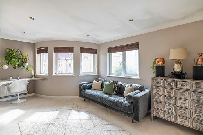 1 Bedroom Flat To Rent In Webb Close, North Kensington, W10