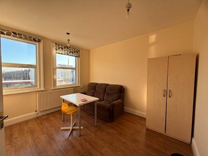 2 Bedroom Flat To Rent In Station Road, Harrow, Middlesex, HA1