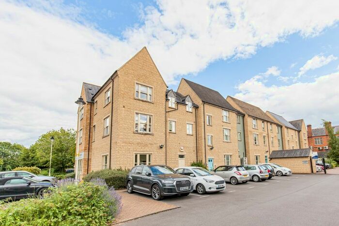 2 Bedroom Flat To Rent In Mill Walk, Witney, OX28