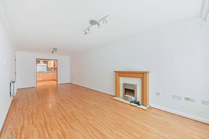 2 Bedroom Flat To Rent In Holme Court, Isleworth, TW7