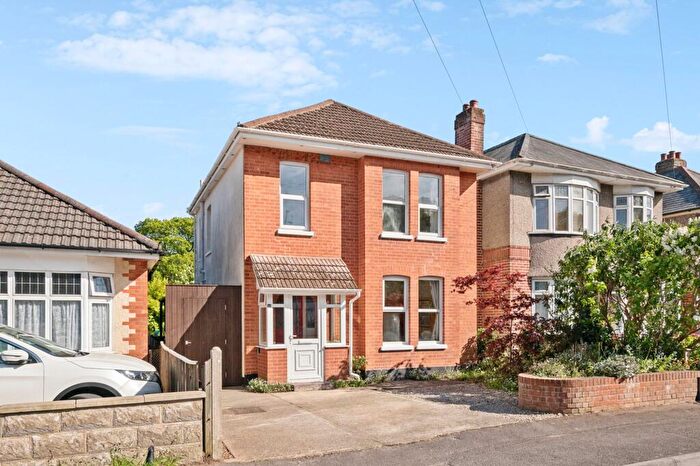 3 Bedroom Detached House For Sale In Redhill Drive, Bournemouth, BH10