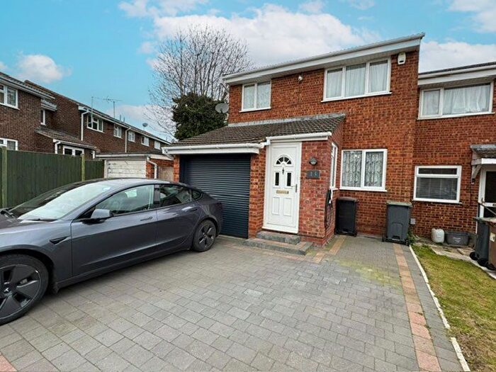 3 Bedroom End Terrace House For Sale In Dunsmore Road, Luton, LU1