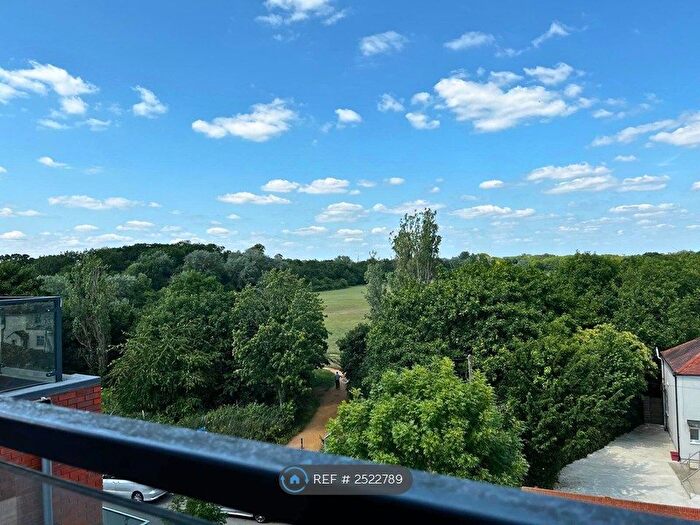 2 Bedroom Flat To Rent In Grantley House, Hounslow, TW5