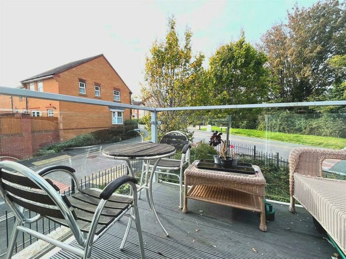 2 Bedroom Flat For Sale In Foxes Road, Newport, PO30