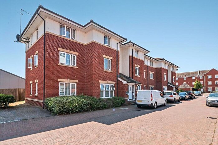 2 Bedroom Flat For Sale In Combe Walk, Devizes, SN10