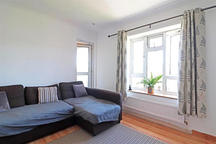 2 Bedroom Flat For Sale In Ketton Green, Merstham, Redhill, RH1