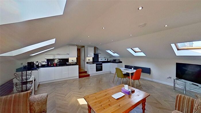 2 Bedroom Flat To Rent In Cockburn Street, Edinburgh, Midlothian, EH1