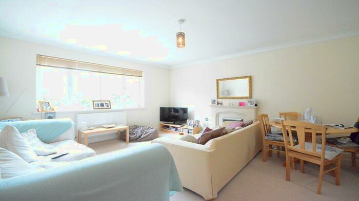 2 Bedroom Apartment To Rent In Beech Court, RG12
