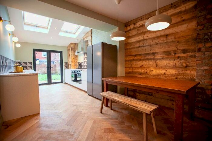 8 Bedroom Semi-Detached House To Rent In Lees Hall Crecent, Machester, M14