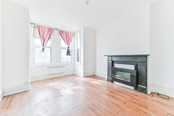 Studio To Rent In Lower Road, Sutton, SM1