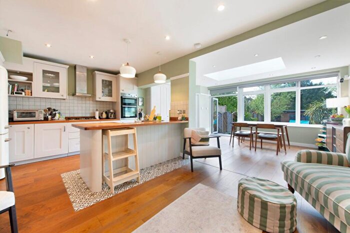 4 Bedroom Terraced House For Sale In Hillcourt Avenue, Finchley, N12