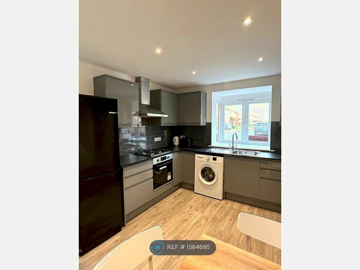 4 Bedroom Semi-Detached House To Rent In Mead Lane, Bognor Regis, PO22