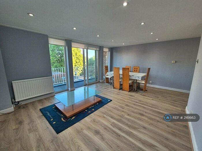 2 Bedroom Flat To Rent In Blair Court, London, NW8