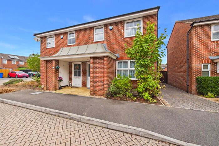 3 Bedroom Semi-Detached House For Sale In Honington Mews, Farnborough, Hampshire, GU14