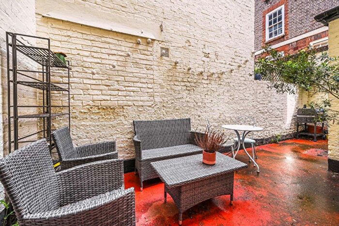 3 Bedroom Flat To Rent In Gloucester Street, London, SW1V