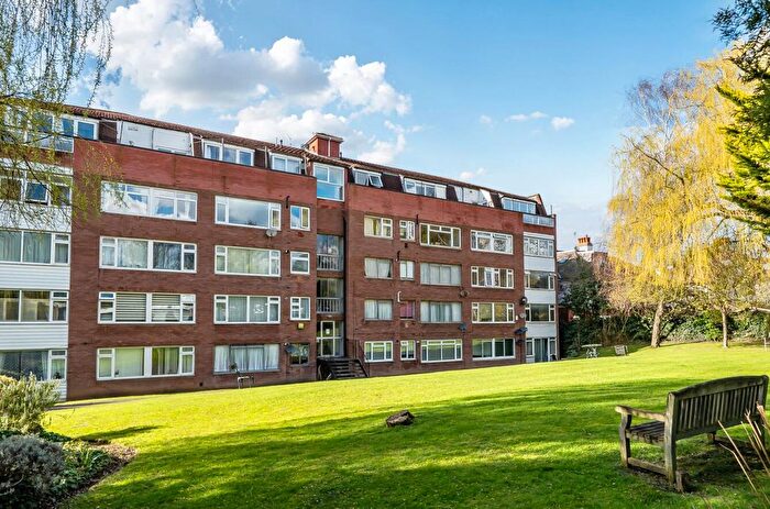 2 Bedroom Flat For Sale In Holden Road, Woodside Park, N12