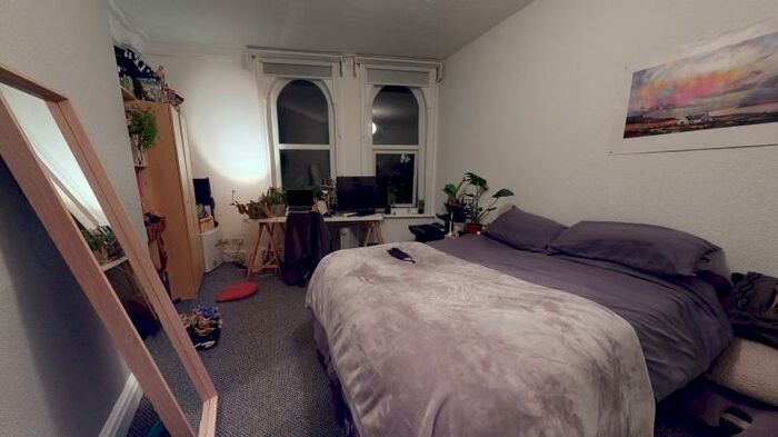 6 Bedroom Flat To Rent In The Crescent, Hyde Park, Leeds, LS6