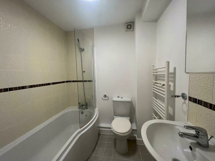2 Bedroom Apartment To Rent In Tame Rise, Oldbury, West Midlands, B68