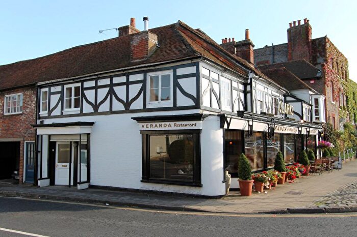 1 Bedroom Flat To Rent In Flat Above Clarks, PO17