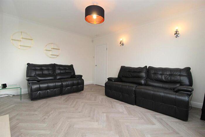 5 Bedroom Detached House To Rent In Kirkwood Gardens, Leeds, LS16