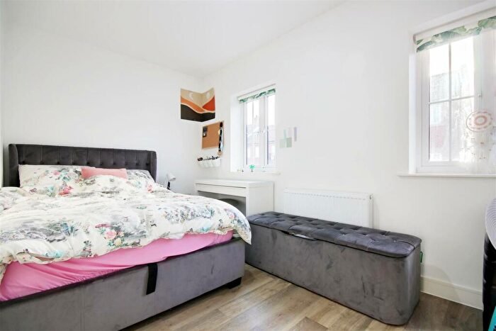3 Bedroom End Of Terrace House For Sale In Archer Way, Enfield, EN2