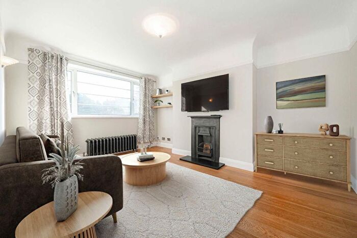 2 Bedroom Flat For Sale In Park Road, Hampton Wick, KT1