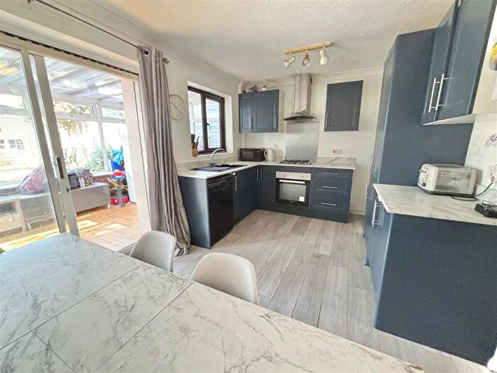 3 Bedroom End Of Terrace House For Sale In Sycamore Close, Creekmoor, BH17 - Photo 3