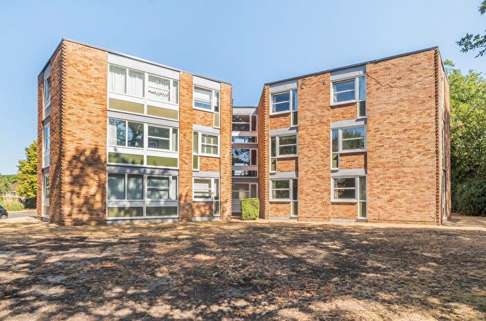 2 Bedroom Flat For Sale In Heathside, Weybridge, Surrey, KT13