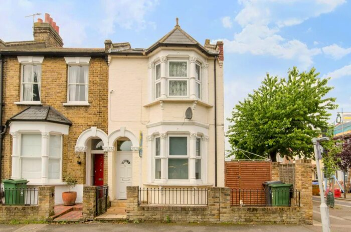 3 Bedroom Flat To Rent In Norfolk Road, Walthamstow, London, E17