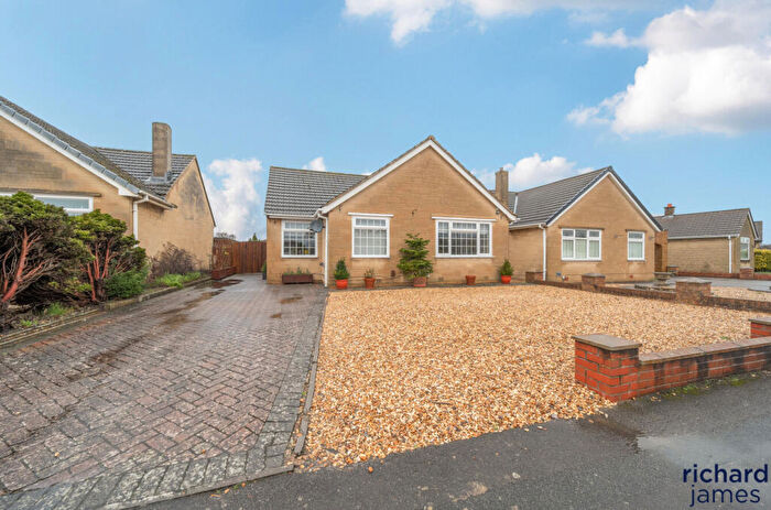 3 Bedroom Bungalow For Sale In Thames Avenue, Haydon Wick, Swindon, SN25