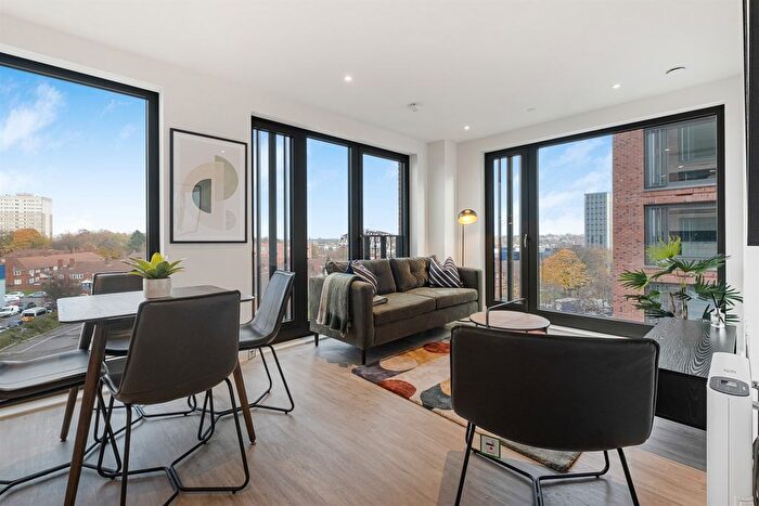 2 Bedroom Flat To Rent In Glasswater Locks, B4