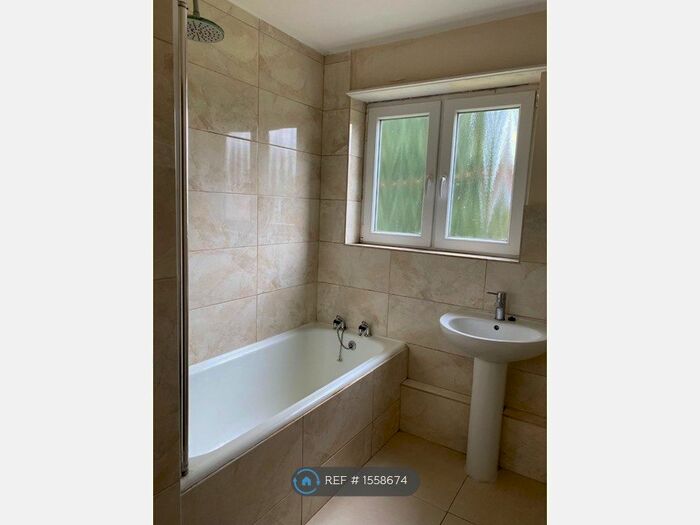 2 Bedroom Maisonette To Rent In Elizabeth House, East Grinstead, RH19