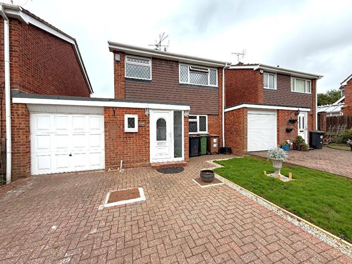 3 Bedroom Detached House For Sale In Brompton Close, Bramingham, Luton, Bedfordshire, LU3