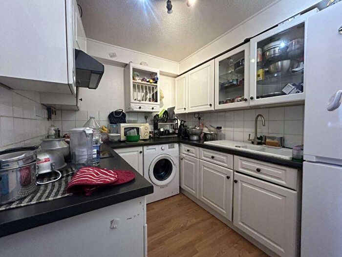 1 Bedroom Flat To Rent In Springwood Crescent, Edgware, HA8