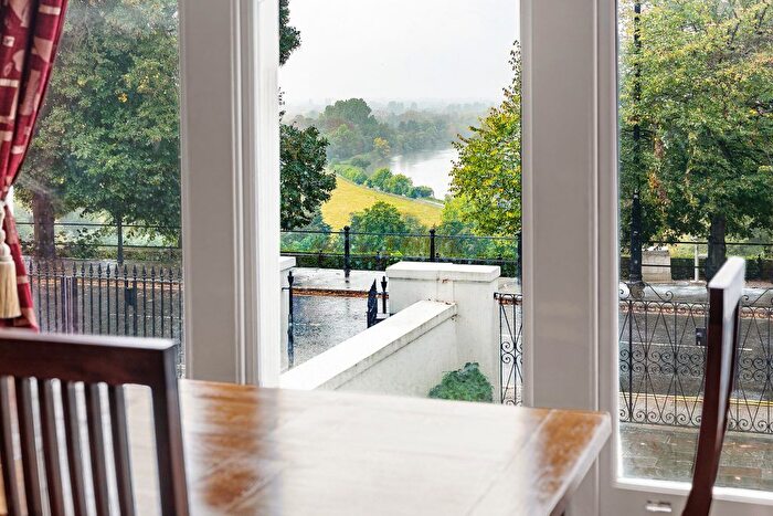 1 Bedroom Flat To Rent In Richmond Hill, Richmond, TW10