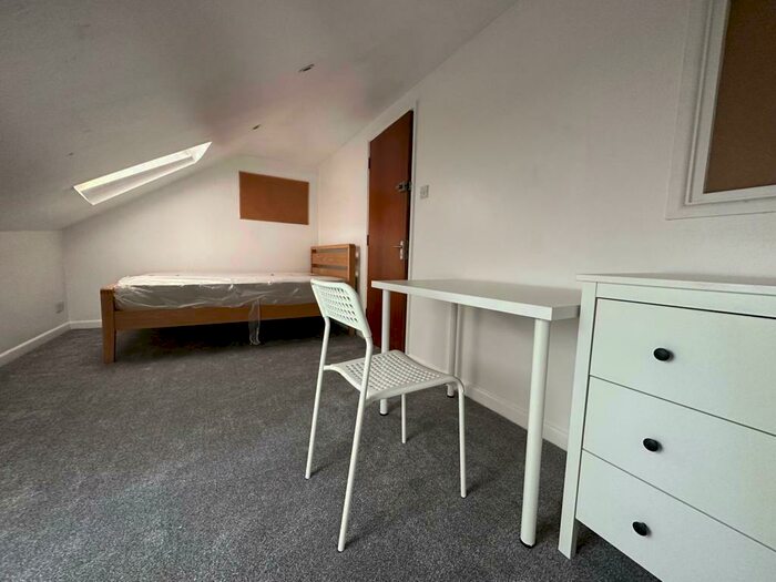 6 Bedroom House To Rent In Somers Road, Southsea, PO5