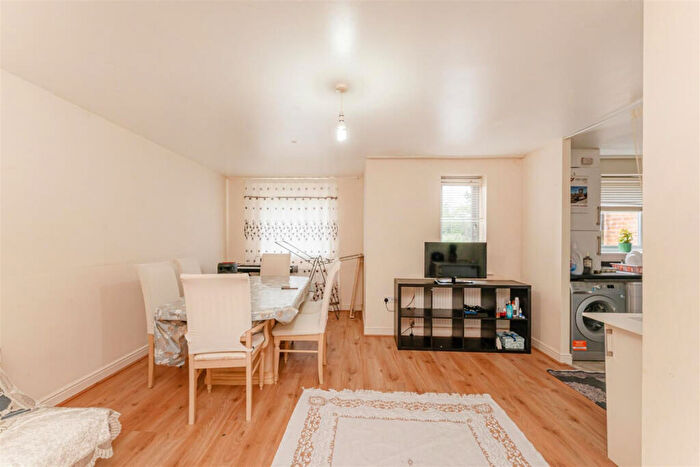 2 Bedroom Flat For Sale In Millicent Grove, London, N13