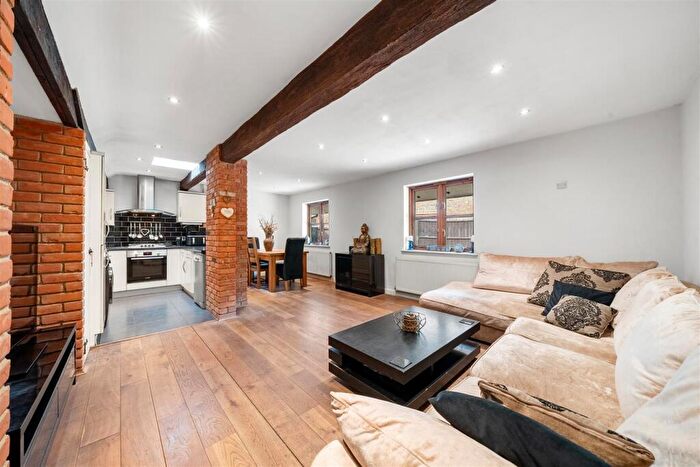 3 Bedroom Bungalow For Sale In Hatch Farm Mews, Addlestone, KT15